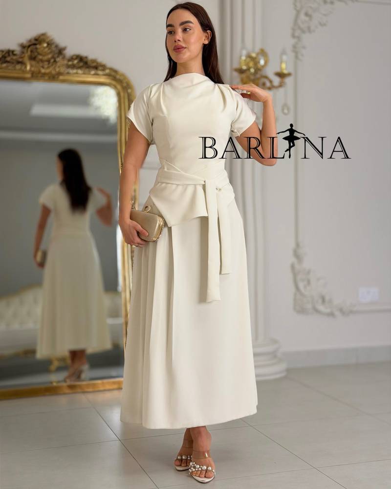 Elegant midi dress in a soft cream color
