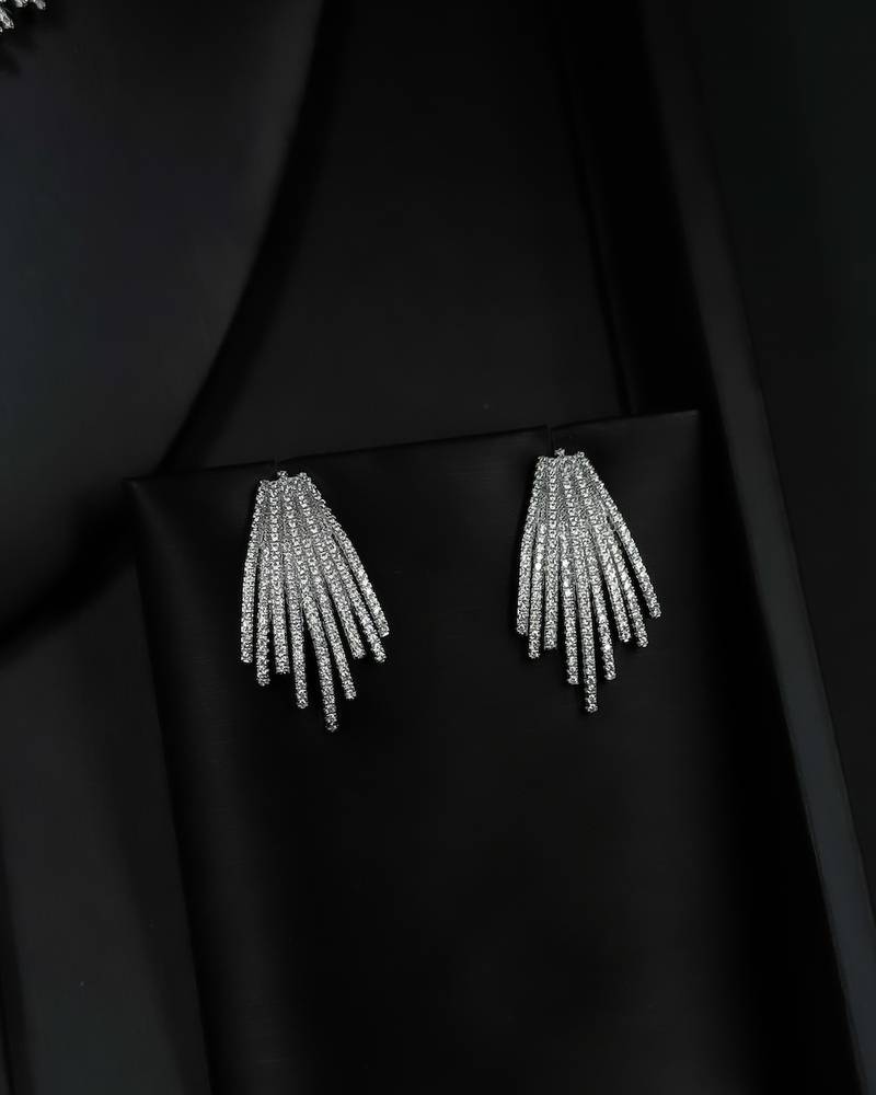 Silver accessory set with a sparkling geometric design