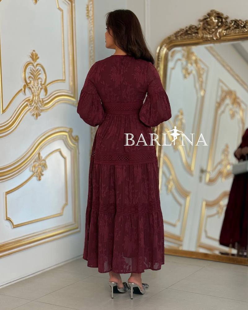 A burgundy dress with a comfortable fit and delicate details.