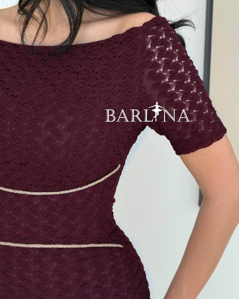 Long burgundy knitted dress with short sleeves