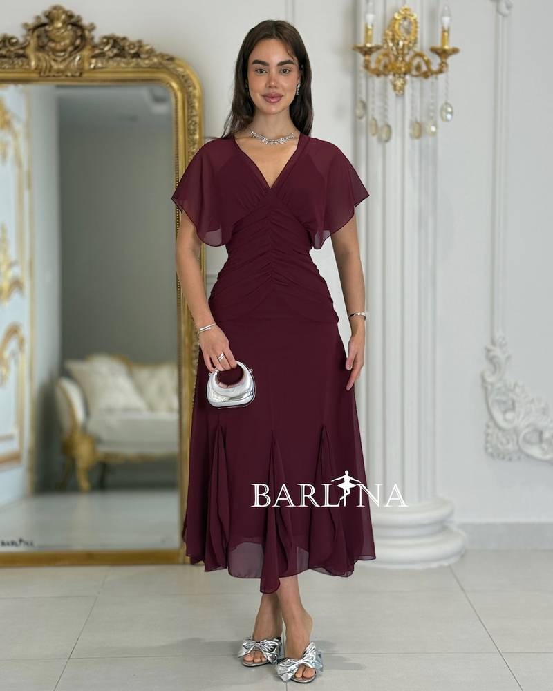 Elegant burgundy dress with a V-neck and fitted waist