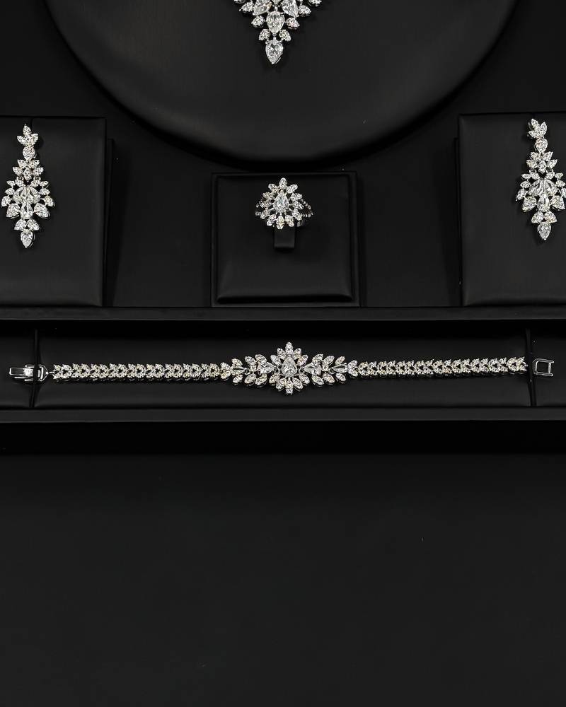 Accessory set with a wide interlocking necklace design