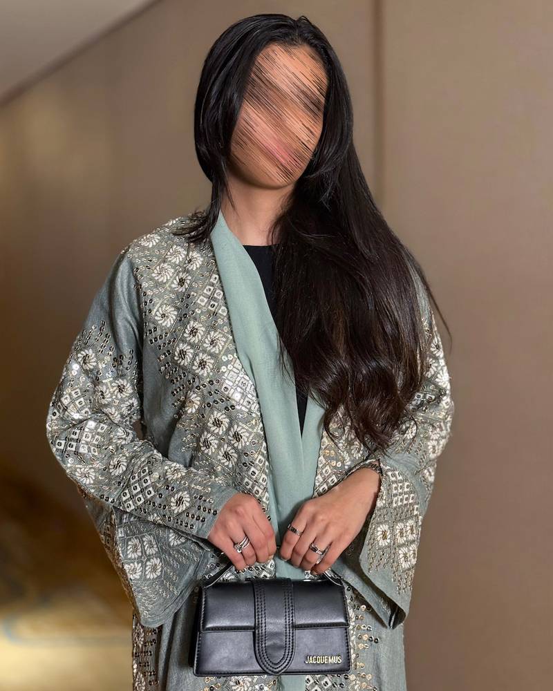 عباية ملونة فاخرة مزينة بتطريزات متقنة