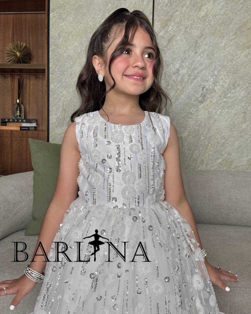 Girls' white dress embroidered with shiny sequins