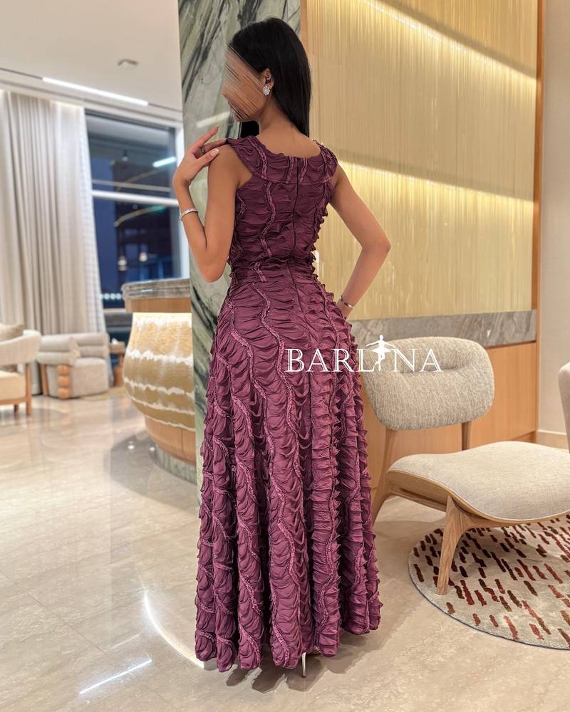 Long raspberry dress with a wavy design