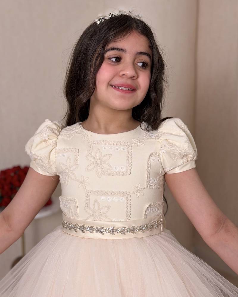 Elegant off-white girls' dress with short sleeves