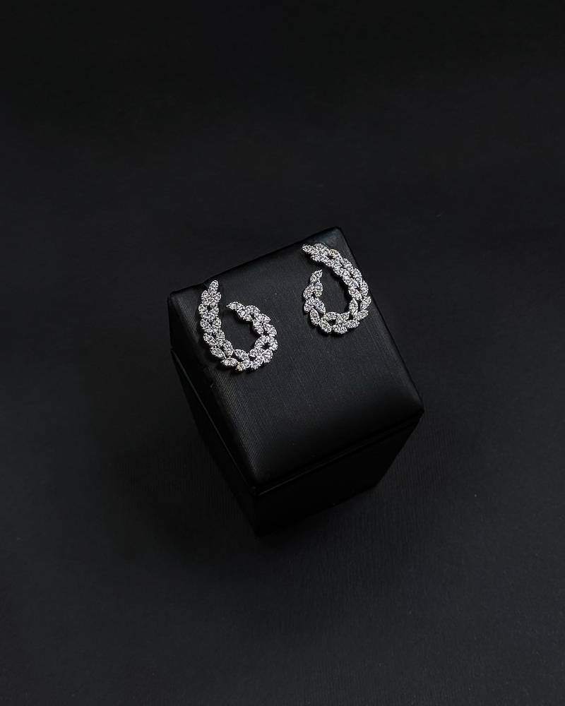 Accessory set with sparkling stones and hoop earrings