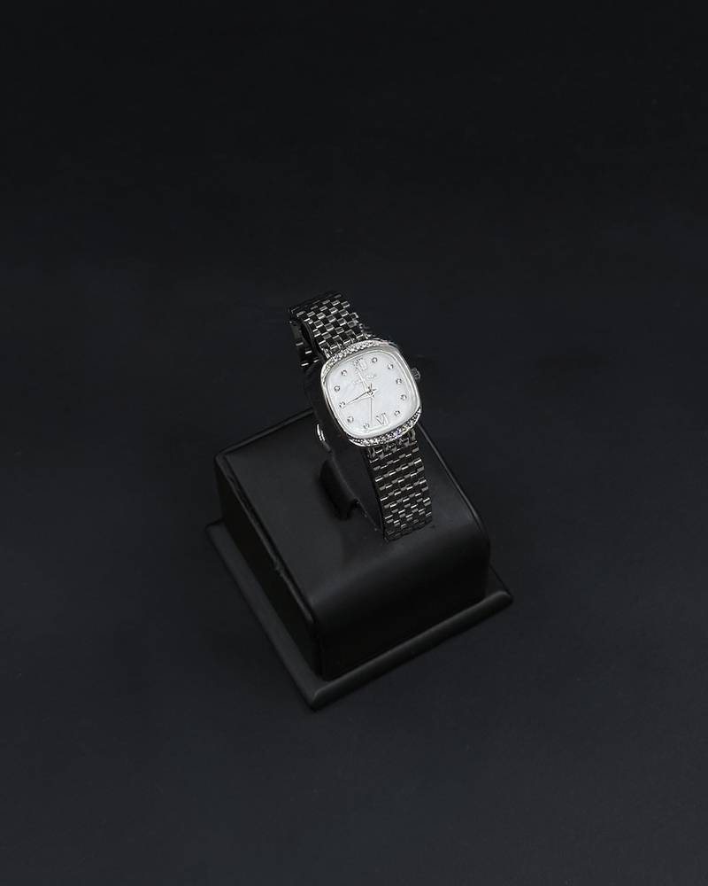 Women's wristwatch with a soft mother-of-pearl dial
