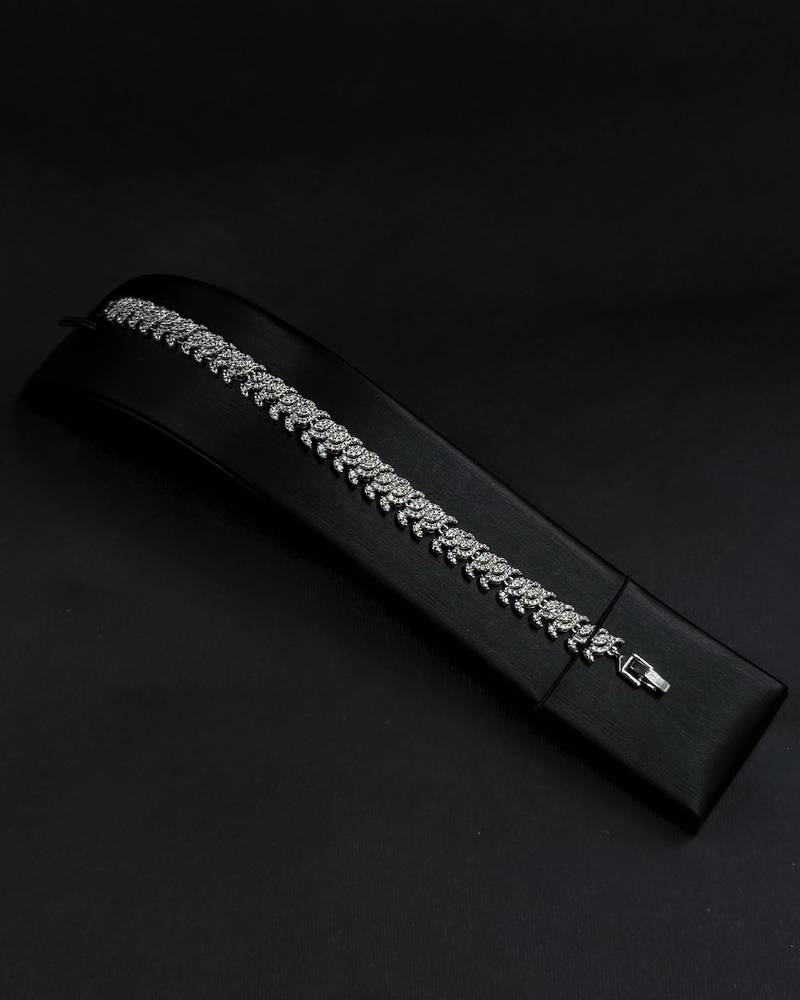 Elegant accessory set with glittery leaf decoration