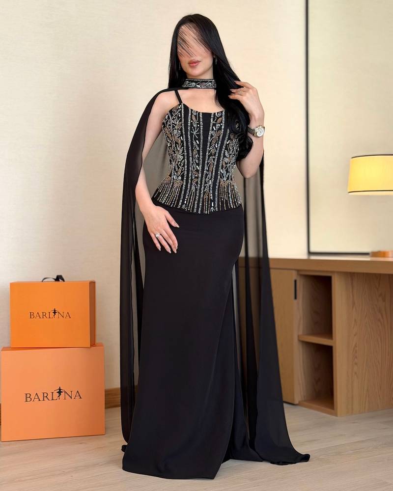فستان سهرة أسود بكيب طويل ملكي