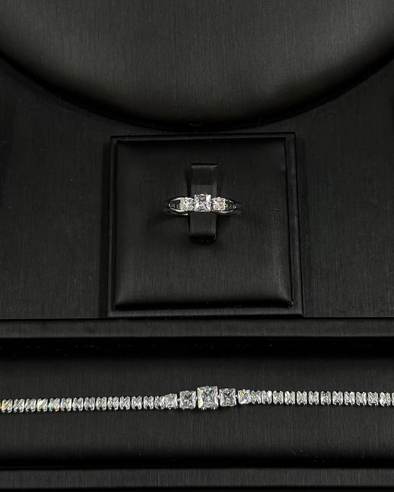 Streamlined V-shaped accessory set