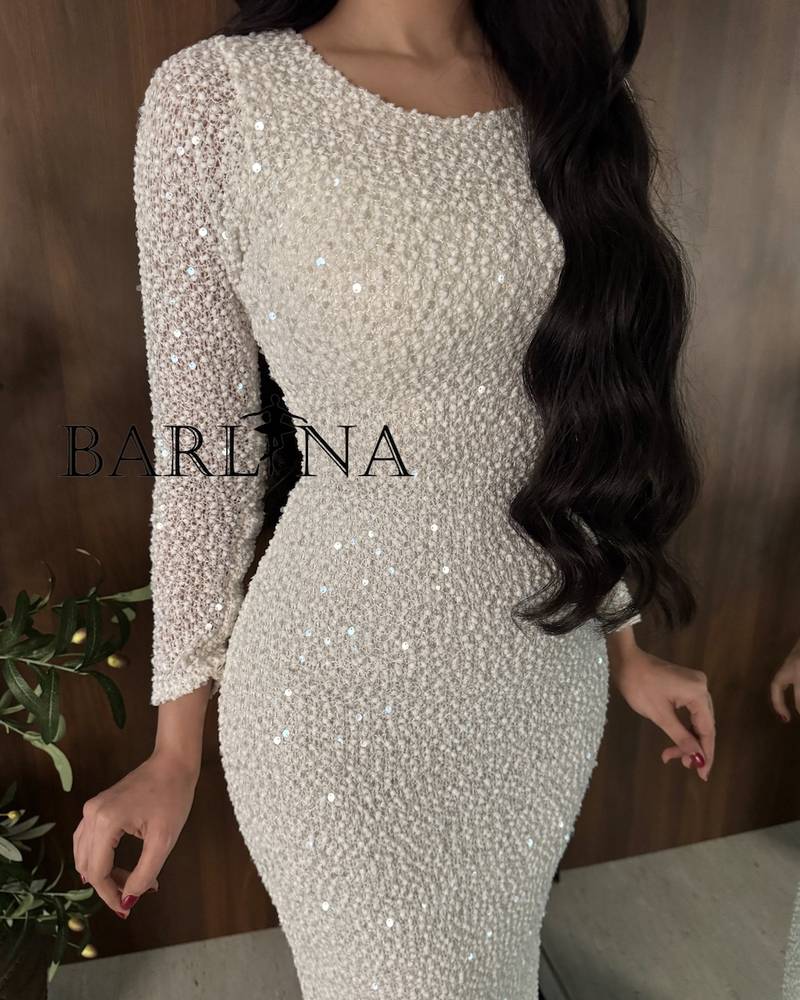 White dress with a slim fit and long sleeves
