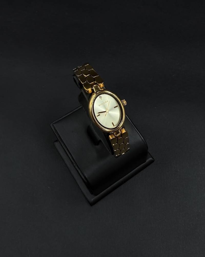 Elegant women's watch with an oval design