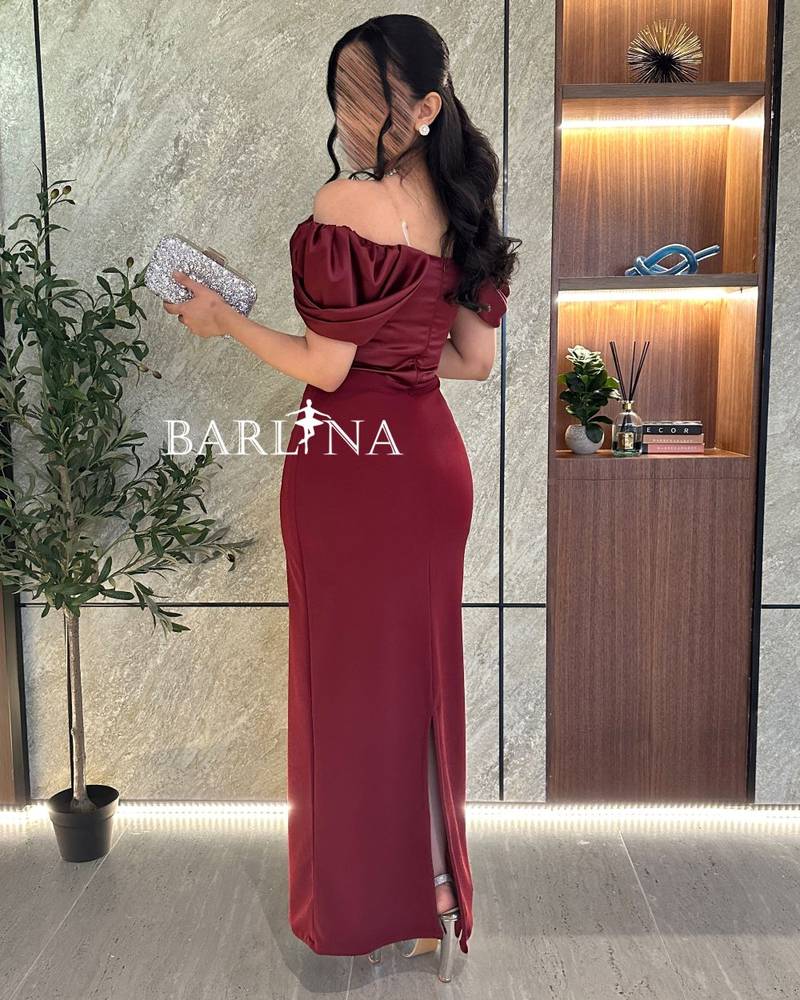 Elegant burgundy evening dress with a tight design