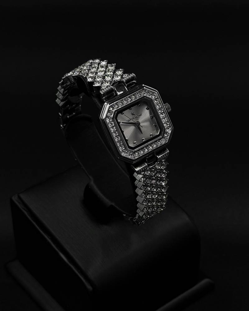 Accessory set with sparkling zircon stones precisely distributed