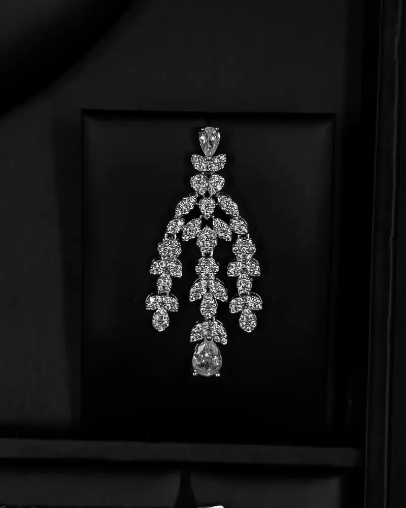 Elegant accessory set with side sash