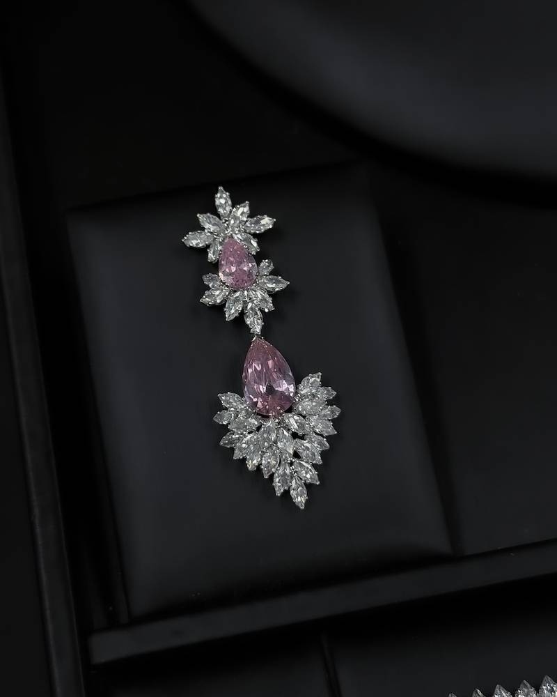 Accessory set with a pink stone in a twisted design