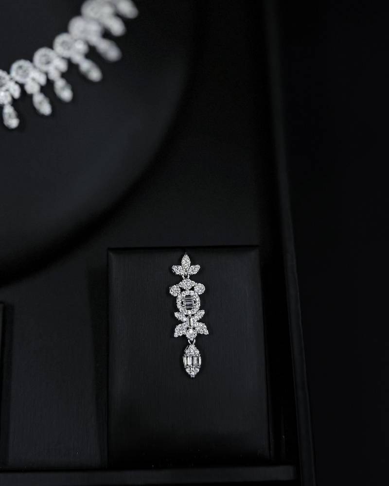 Royal accessory set studded with sparkling stones