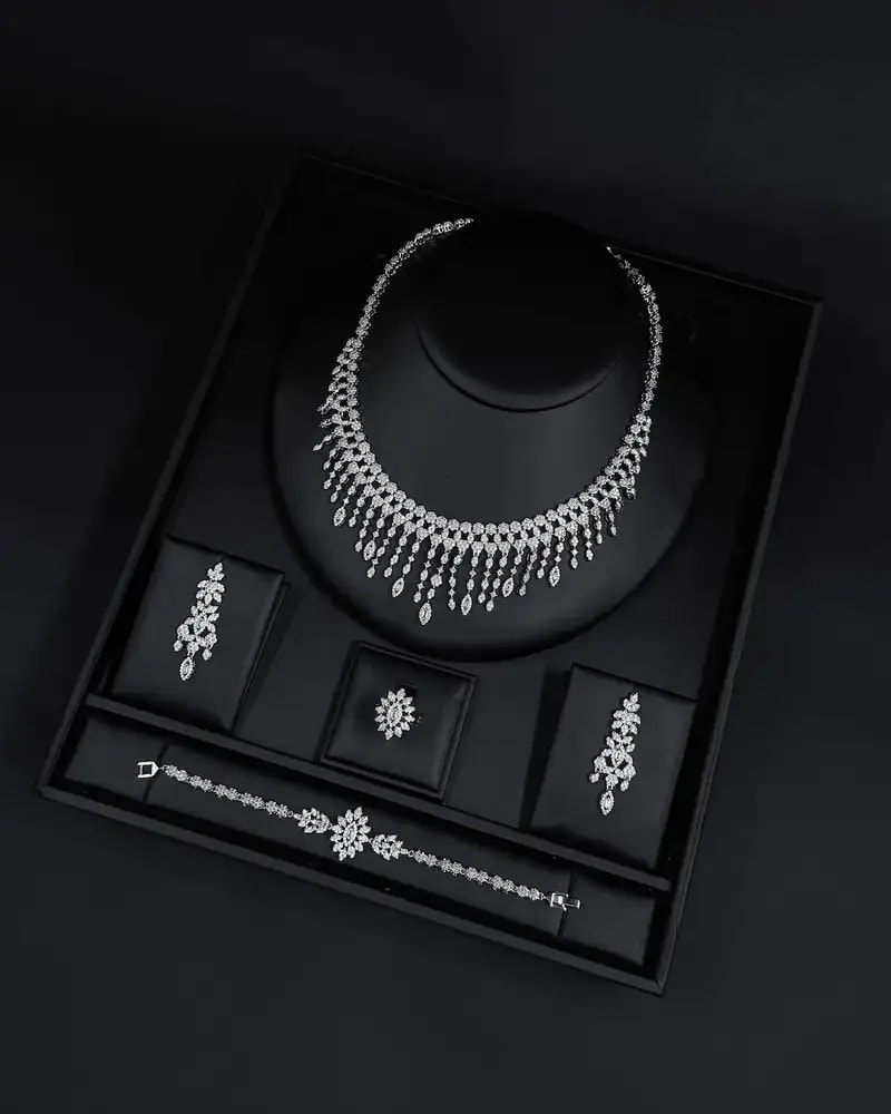 Accessory set with delicate cascading pendants