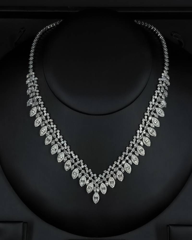 Zircon accessory set with teardrop-shaped stones