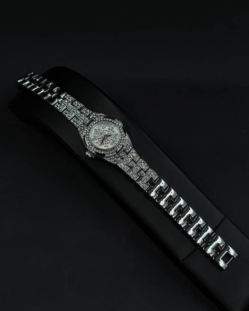 Elegant women's watch adorned with sparkling gemstones