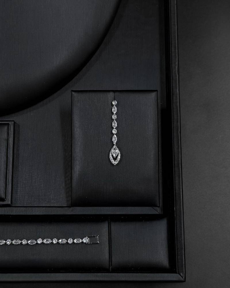Elegant accessory set with a long delicate pendant