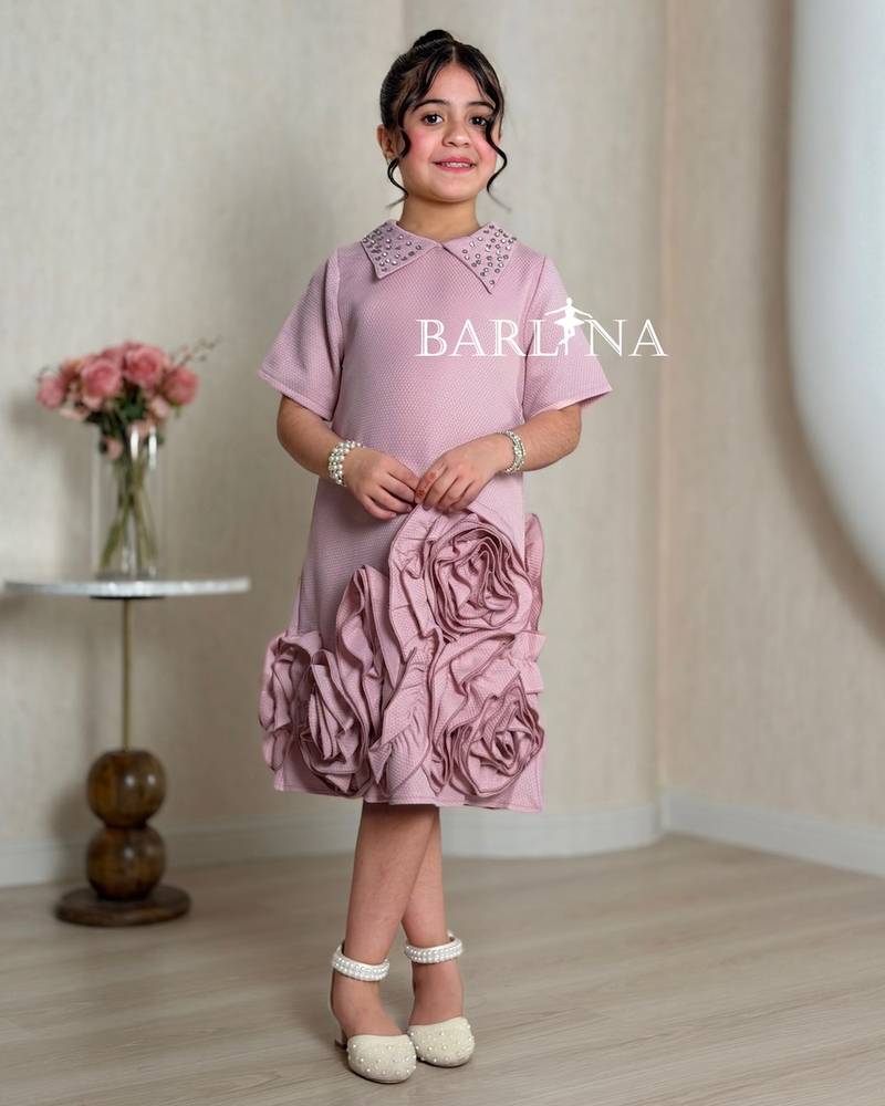 Elegant pink girls' dress with a straight cut