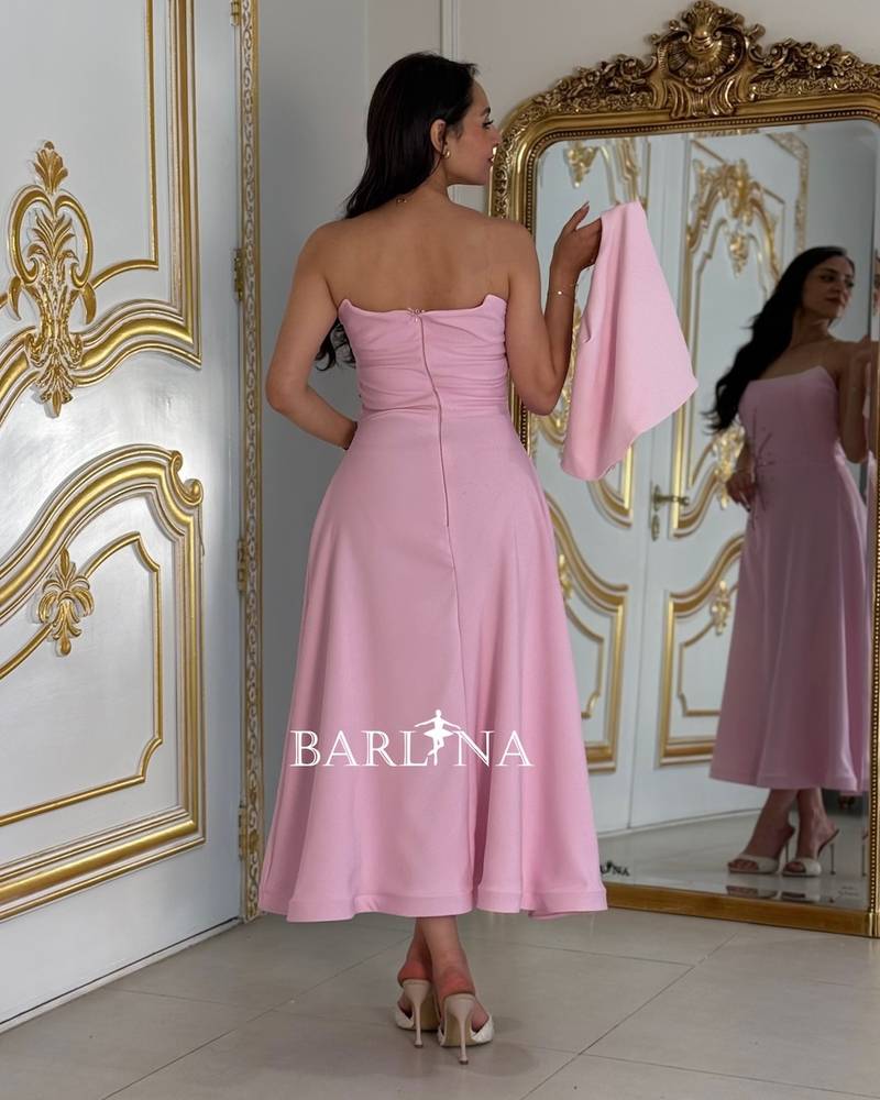 Soft dress with elegant side embroidery