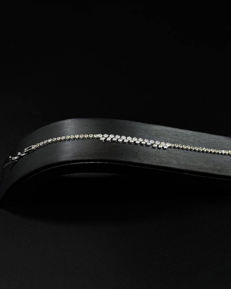 A simple and elegant accessory set