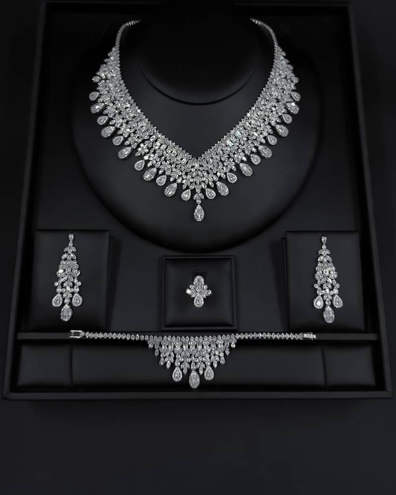 Luxurious accessory set with a royal design