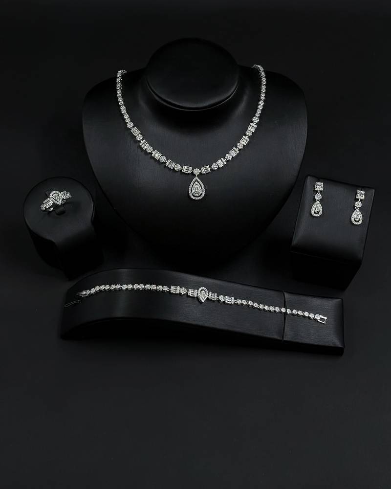 Accessory set with a delicate central pendant