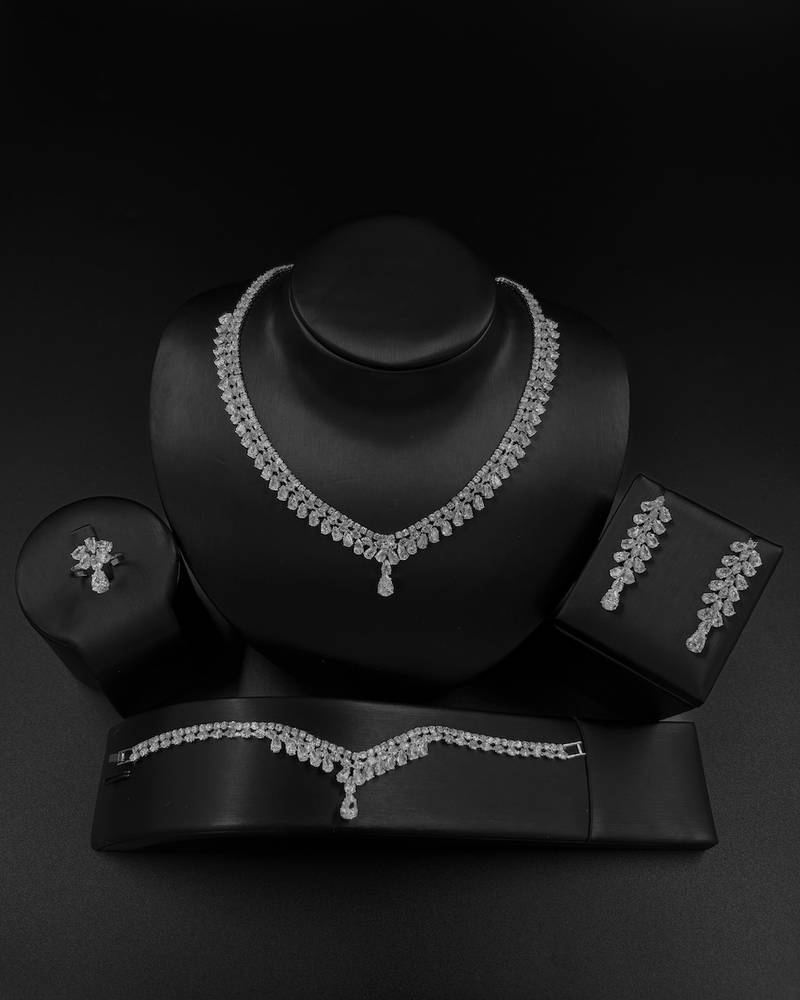 Accessory set with gradient details and a dangling touch