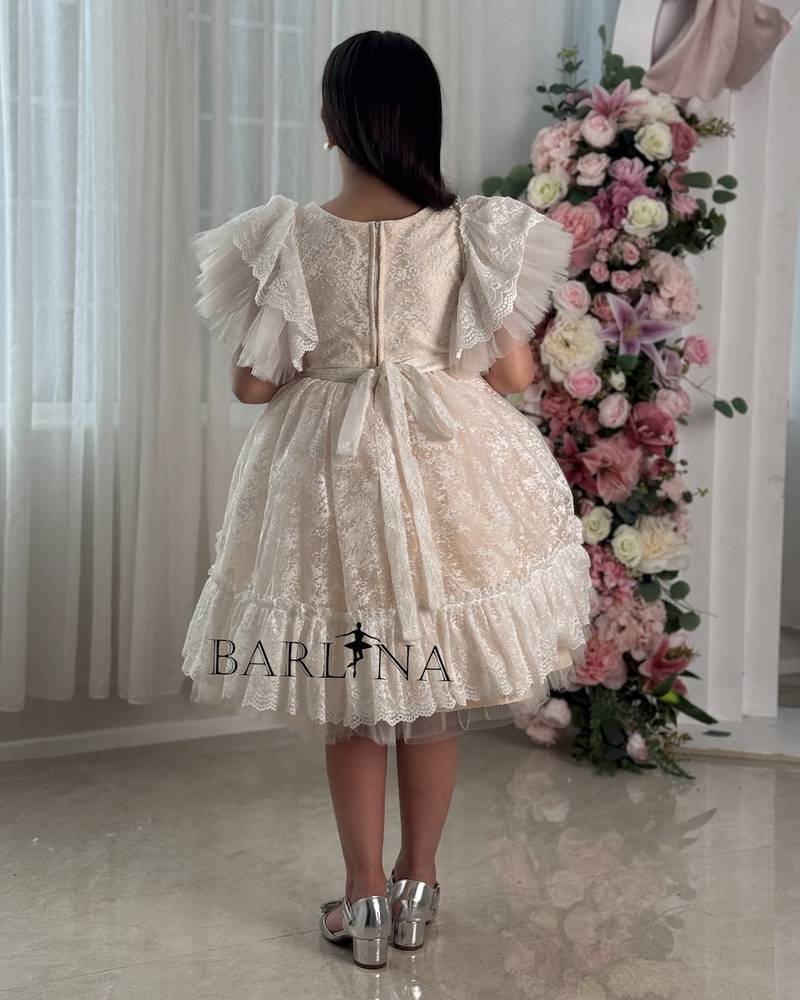 Off-white girls' dress with ruffled sleeves