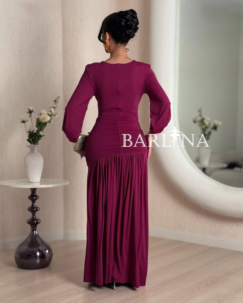 Elegant dress with long sleeves and pleated hem