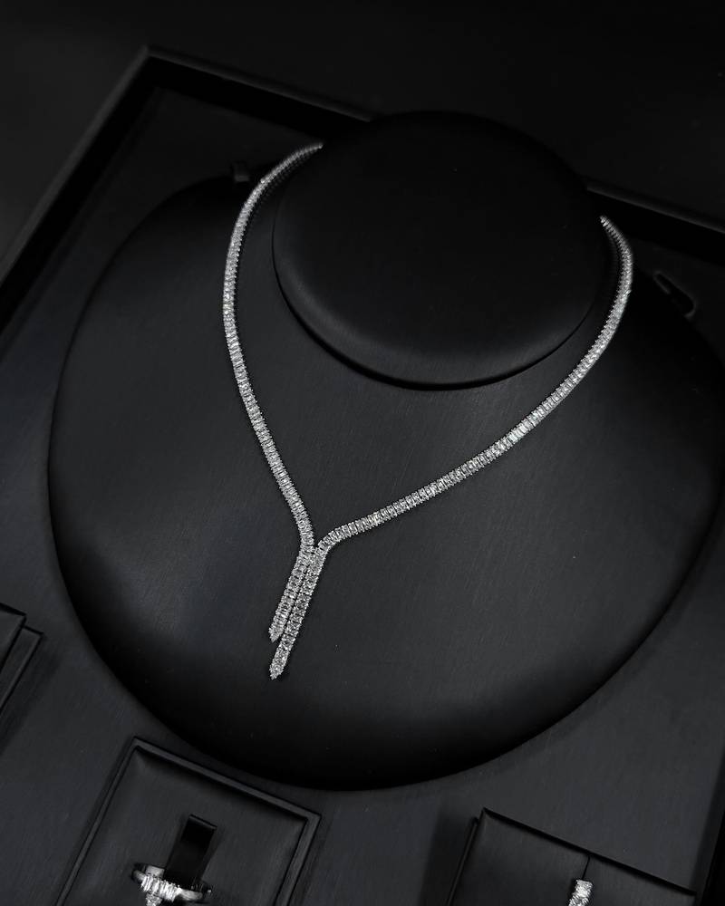 Accessory set with a straight pendant