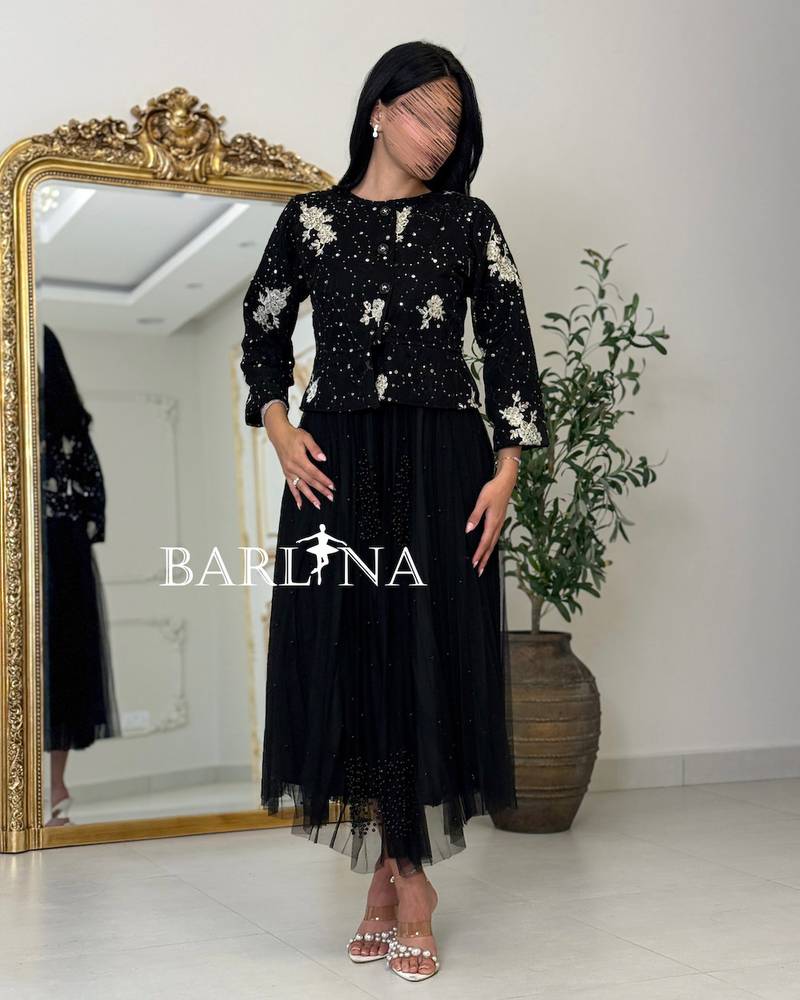 Elegant black dress with a smooth cut and no sleeves