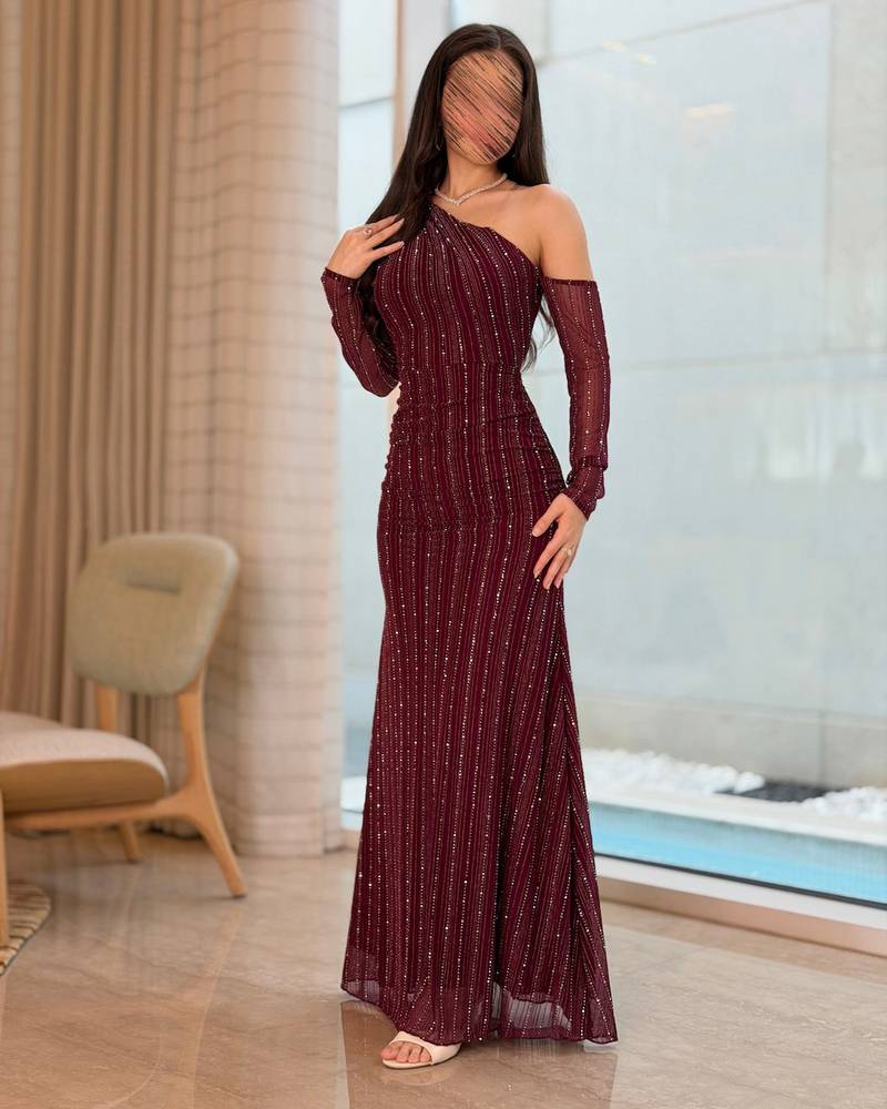 فستان سهرة خمري مزين بخطوط لامعة