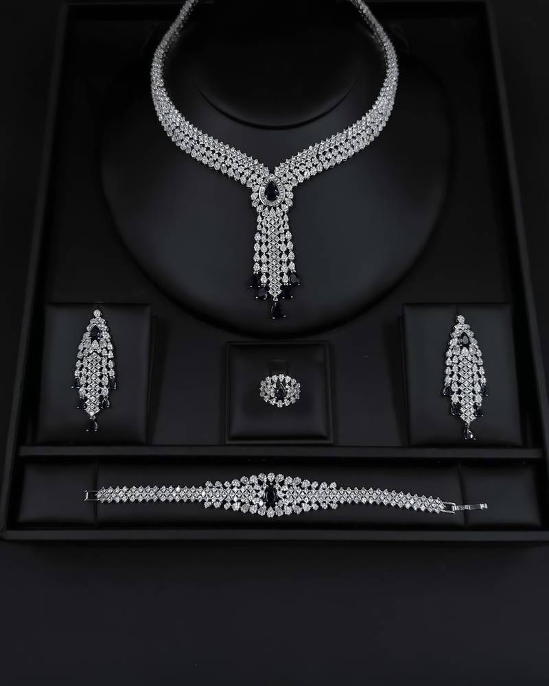 Pendant accessory set with a central black stone