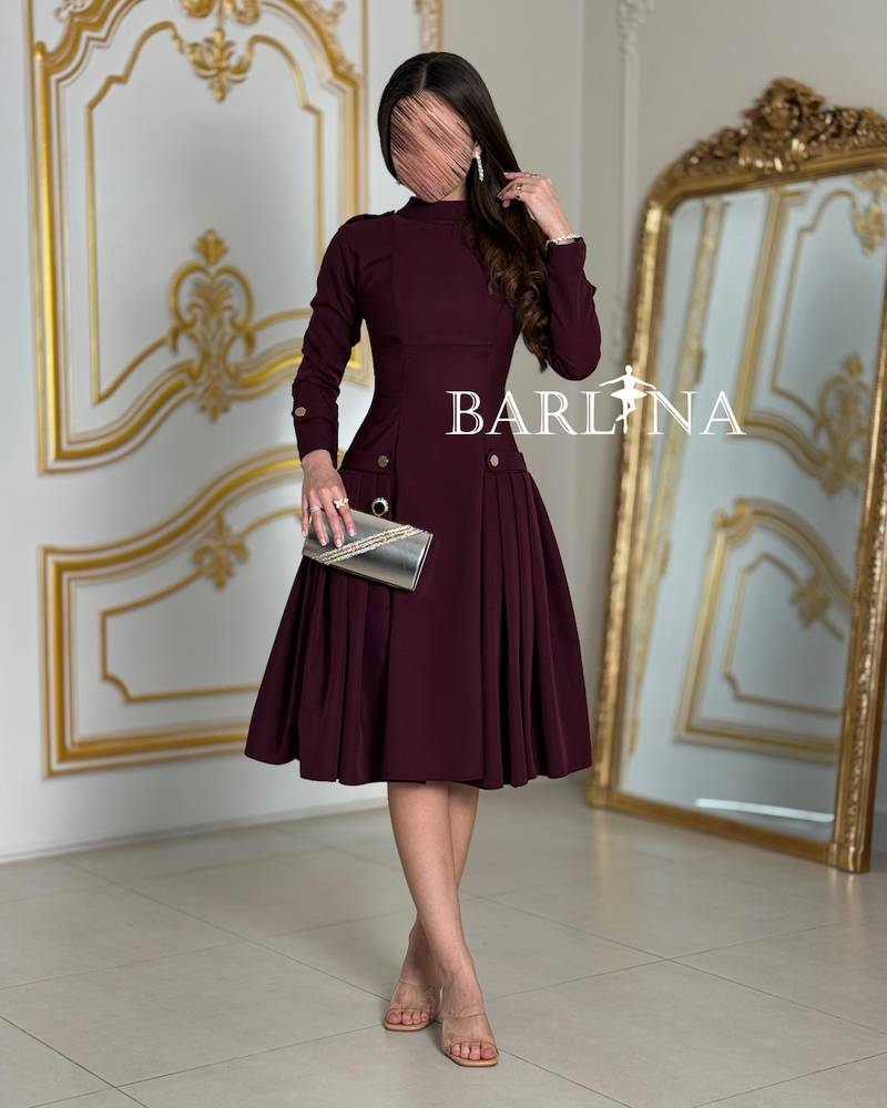 Short dress with a classic cut and side pleats