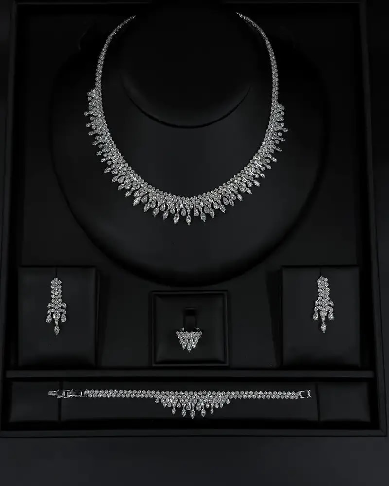 Stylish accessory set with a harmonious design