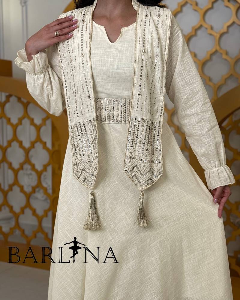 Elegant white jalabiya with an embroidered piece