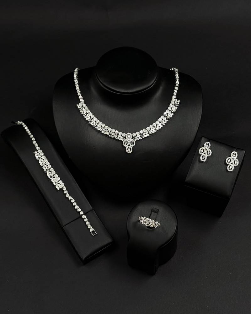 Elegant intertwined leaf design accessory set