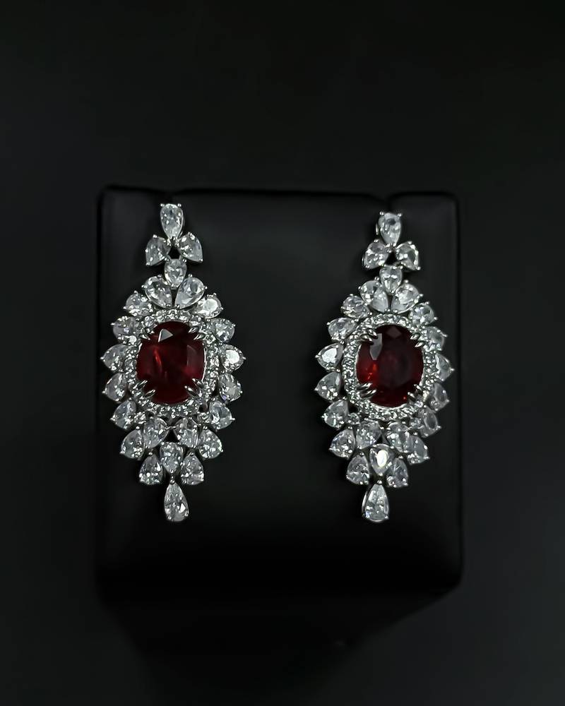 Royal accessory set with a luxurious red stone