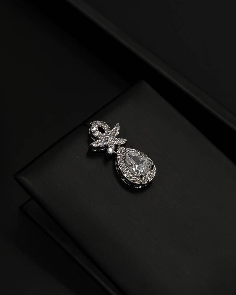Classic design accessory set with a teardrop pendant
