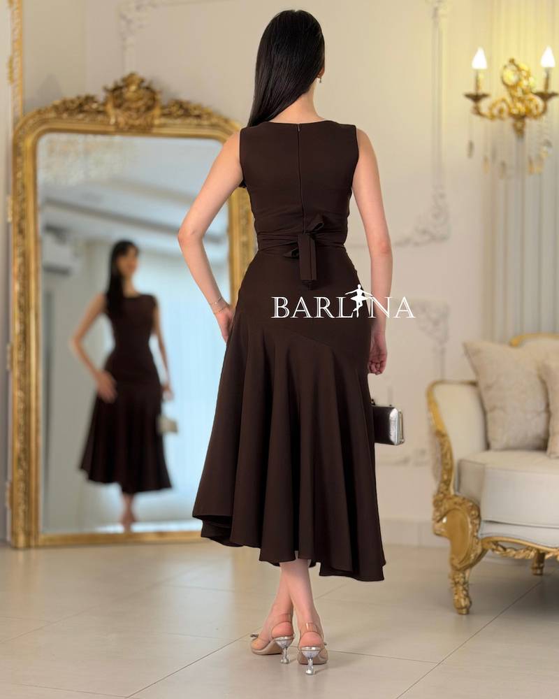 Elegant brown midi dress with a soft cut
