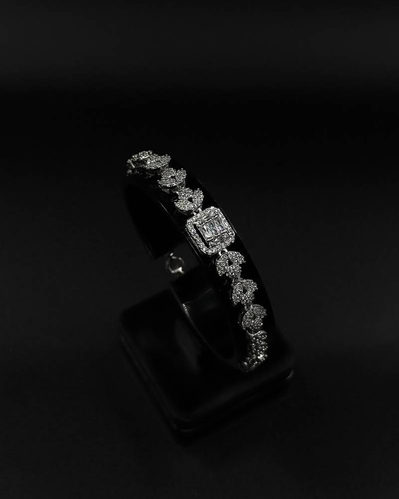 Geometric accessory set with luxurious details