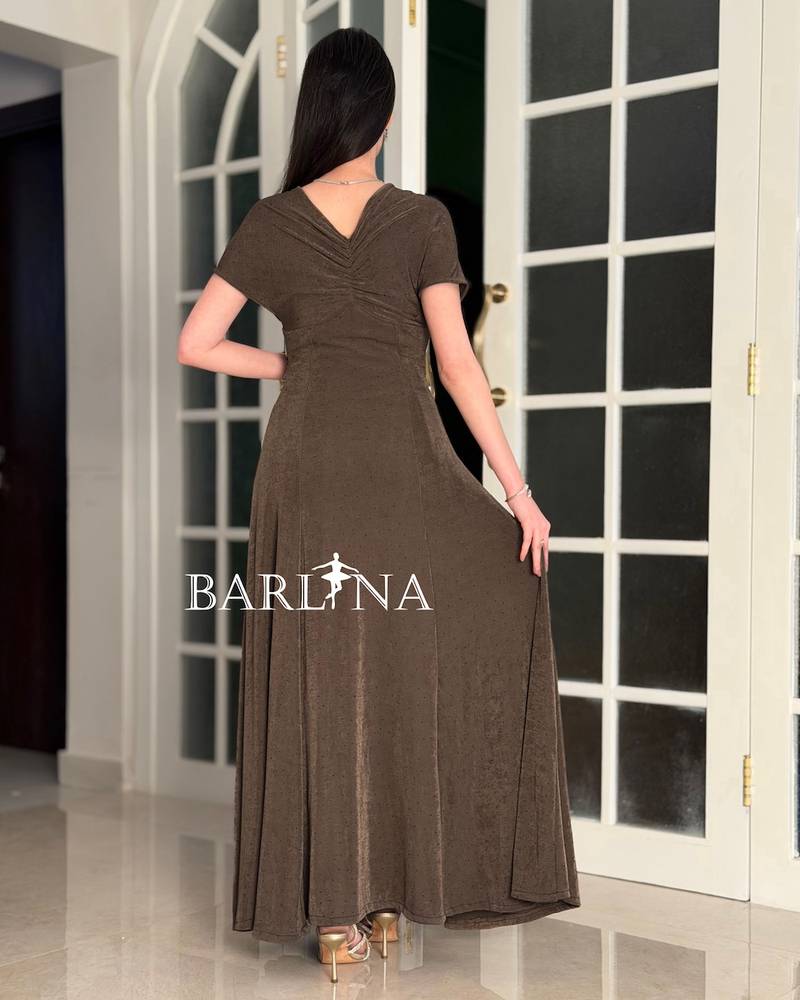 Elegant dress with a wrap design at the waist