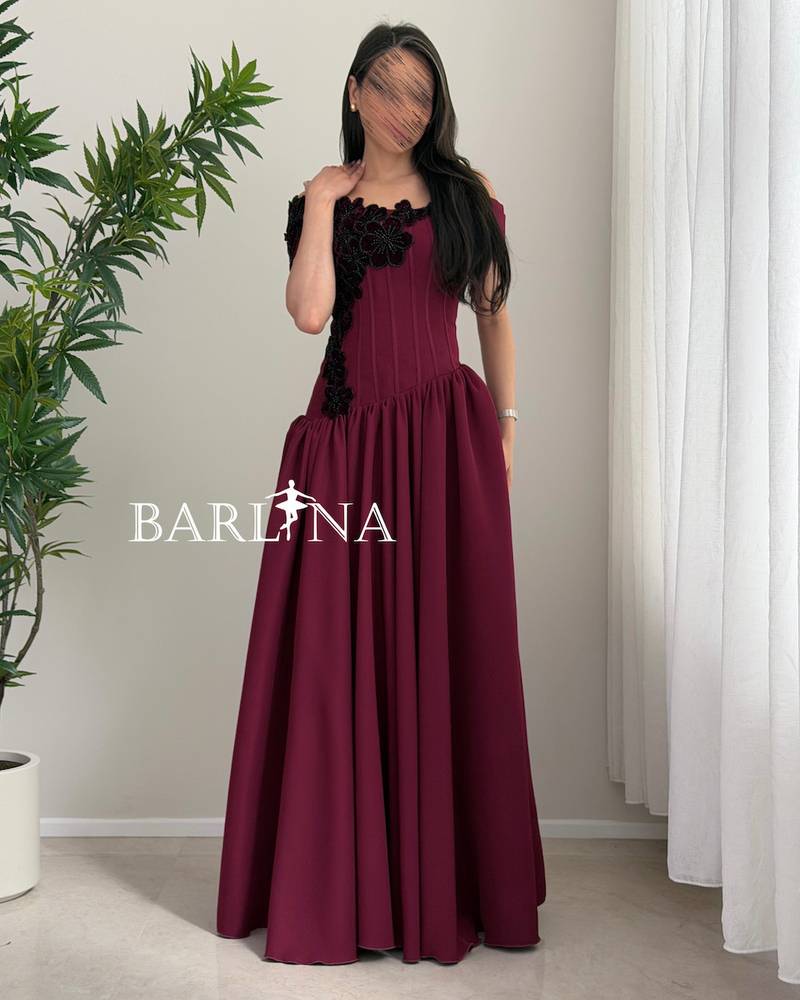 Elegant burgundy dress with black side embroidery