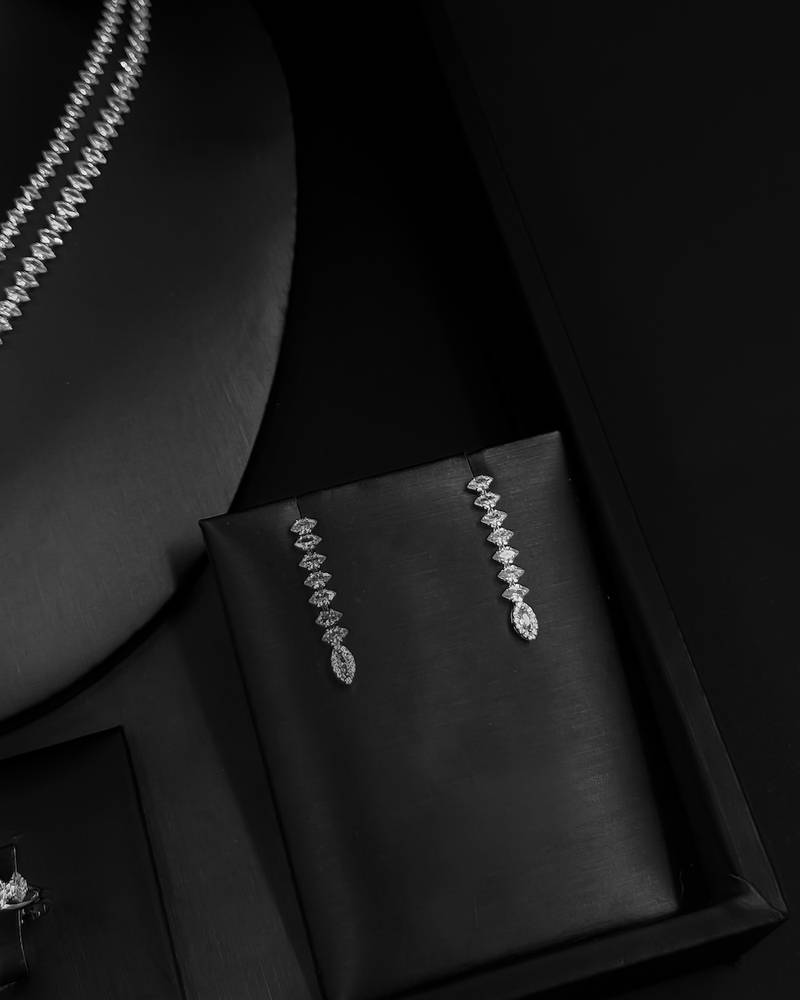 A soft and elegant two-layer accessory set