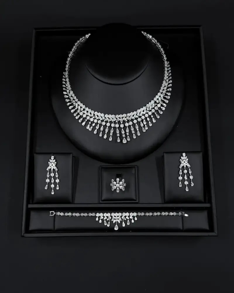 Gradient design accessory set with sparkling stones